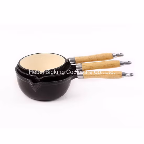 Круглая чугунная рисоварка с деревянной ручкой